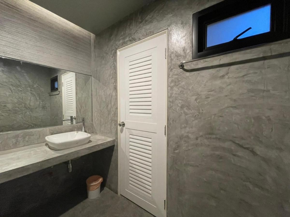 Loft Space Hotel Ранонг Экстерьер фото
